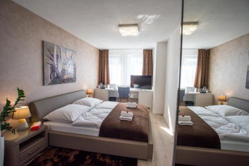 Llit o llits en una habitació de More Than Hotel & Accommodation