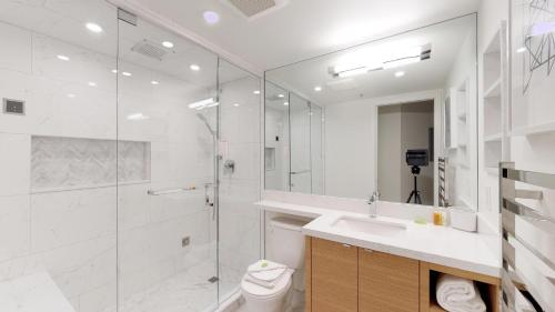 uma casa de banho com um chuveiro, um lavatório e um WC. em Powderhorn by Whistler Blackcomb Vacation Rentals em Whistler