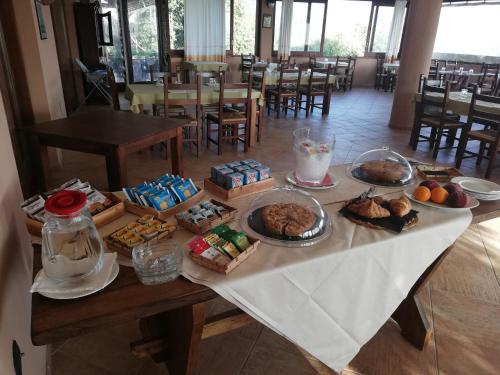 uma mesa com muitos tipos diferentes de alimentos sobre ele em Turismo Rurale Lu Stazzu Arzachena em Arzachena