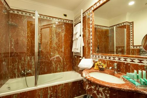 ein Bad mit einem Waschbecken und einer Dusche in der Unterkunft Hotel Marconi in Mailand