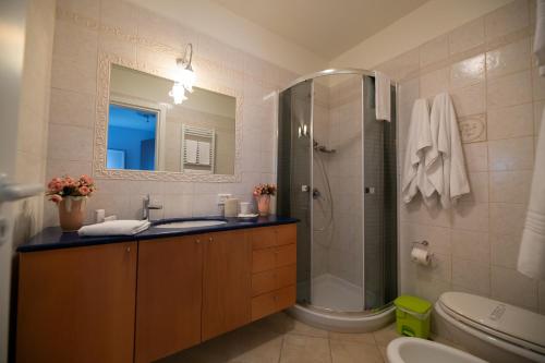 モノーポリにあるDimora del Murattianoのバスルーム(シャワー、洗面台、トイレ付)
