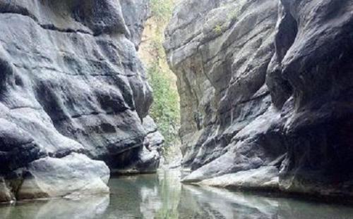 a river in a canyon between two large rocks at KATOQI - Casa turistica nel Parco del Pollino - Basilicata in San Paolo Albanese