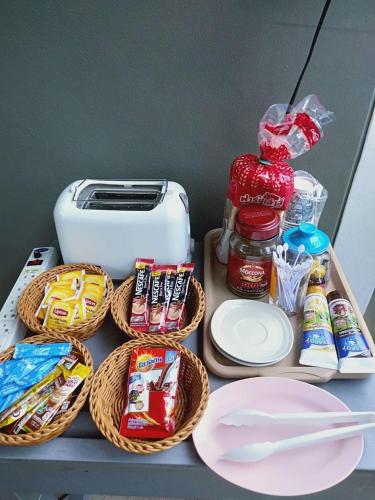 Makanan di atau berdekatan rumah tamu ini