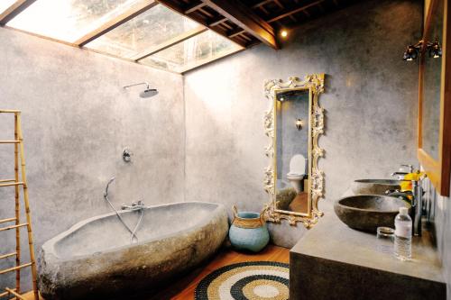 Ett badrum på The Secret Jungle Villas Seminyak