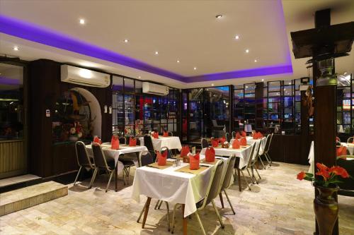 un restaurante con mesas y sillas con servilletas rojas. en Right Spot en Pattaya South