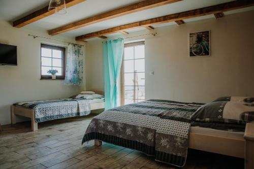 シフィエジャバにあるRanczo Okoleのベッドルーム1室(ベッド2台、窓付)
