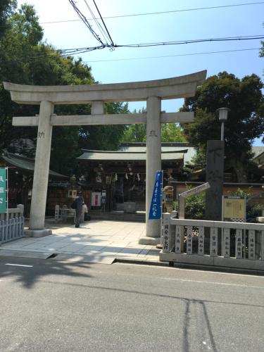 una puerta torii al lado de una calle en 2F female and lover of man and woman only room in Ueno, en Tokio