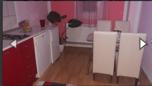 Dapur atau dapur kecil di Apartman Luka