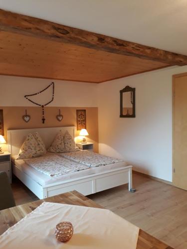 a bedroom with a white bed in a room at Auerhiasbauer in St. Wolfgang