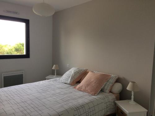 une chambre avec un lit avec deux lampes et une fenêtre dans l'établissement Villa avec piscine privée, vue sur mer et plage à pied 800m, à Saint-Jean-de-Luz