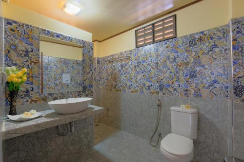 a bathroom with a toilet and a sink at La Luna Italian Restaurant & Accommodation in Ko Lipe
