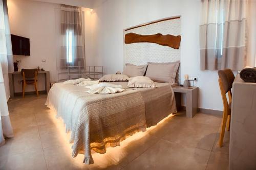 Ένα ή περισσότερα κρεβάτια σε δωμάτιο στο Aeris suites