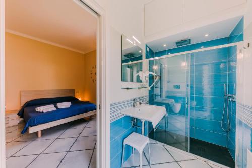 uma casa de banho com uma cama, um lavatório e um chuveiro em Peppa Room em Ravello