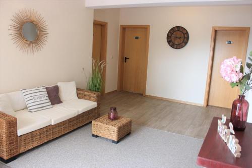 a living room with a couch and a table at Hotel Gasthuus Spieskamer in Hasselberg