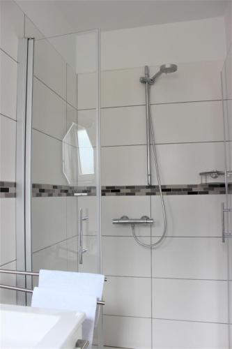 a bathroom with a shower with a glass door at Hotel Gasthuus Spieskamer in Hasselberg