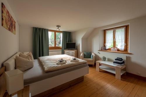 ein Schlafzimmer mit einem Bett, auf dem zwei Katzen liegen in der Unterkunft Landgasthof Farnsburg in Ormalingen