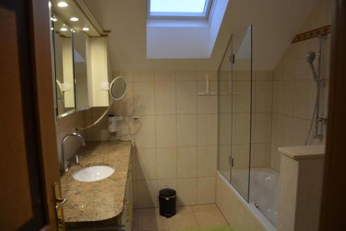 a bathroom with a sink and a shower at Komfort Ferienwohnung Marina in Völkermarkt