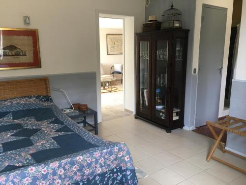 - un salon avec un lit et une armoire dans l'établissement Leis Arbouso, à Lorgues