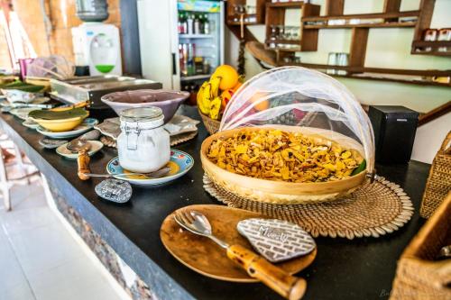 un bancone con un piano di lavoro con sopra del cibo di Kelapa Cottage ad Amed