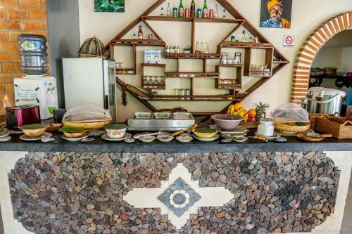una cucina con un bancone con del cibo sopra di Kelapa Cottage ad Amed
