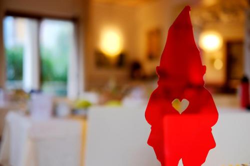 eine rote Blume mit einem Herz darauf in der Unterkunft Hotel Erika in Malcesine