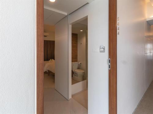 - Baño con aseo en una habitación en โรงแรมโกลว์ รัตนา เพลส en Songkhla