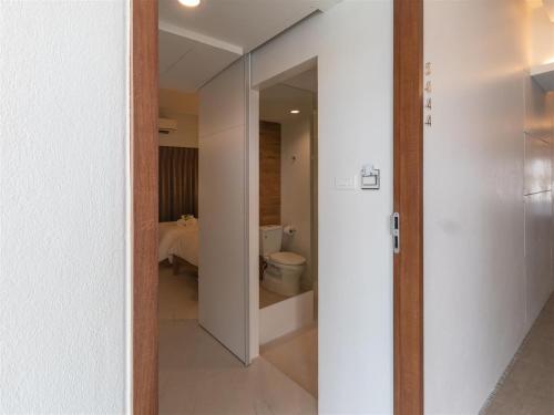 Bilik mandi di โรงแรมโกลว์ รัตนา เพลส