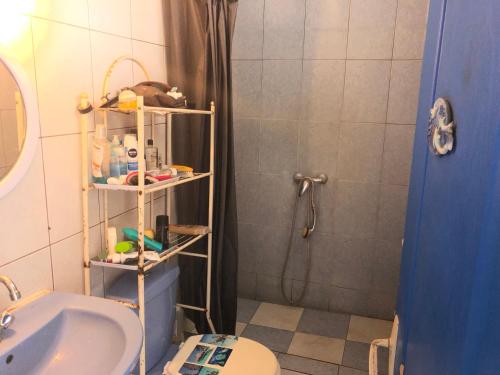 Koupelna v ubytování Chambres les pieds dans l’eau résidence Cypria