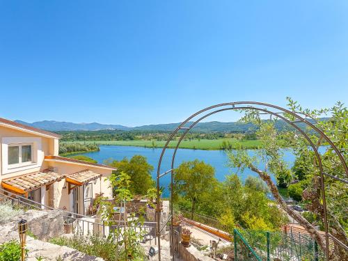 a view of a river from a house at La Casa Sul Lago in Posta Fibreno