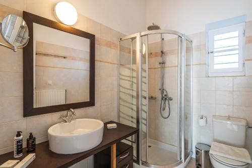 A bathroom at Plakoto House