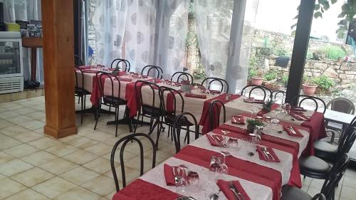 a group of tables with red napkins on them at LA PETITE MAISON D'ARNAL in Sainte-Énimie