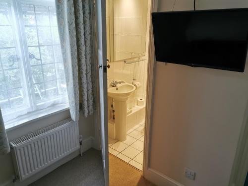 Gallery image of Hatsue Guest House in Camberley