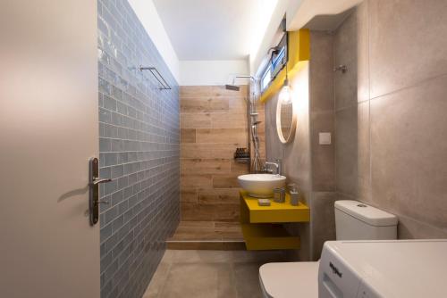 W łazience znajduje się umywalka i toaleta. w obiekcie GroundFloor 2BR Apt with Smallyard near the heart of Kalamata w Kalamácie