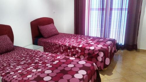 um quarto com uma cama e uma cadeira com bolinhas em Smir Park em Tetouan