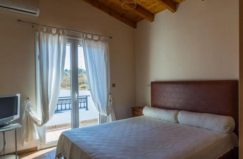 HOUSE NEXT TO THE SEA في إرميوني: غرفة نوم بسرير ونافذة كبيرة
