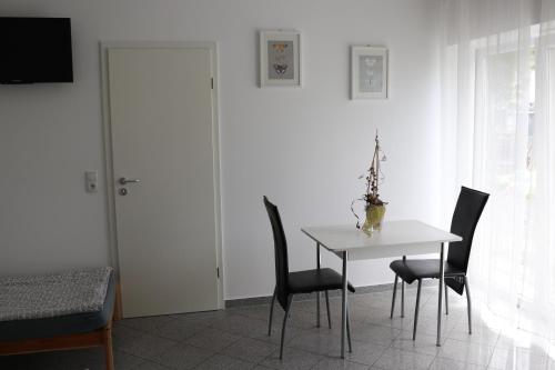 a dining room with a table and chairs at Muskat in Hanhofen