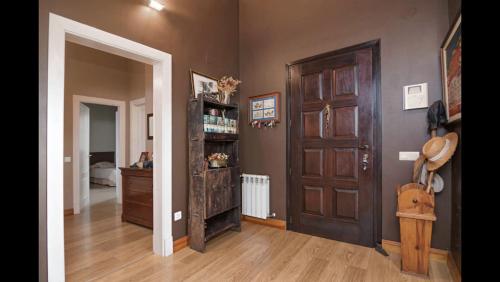 una habitación con una gran puerta de madera y una habitación con una habitación en El Mazo Meruelo, en San Miguel de Meruelo