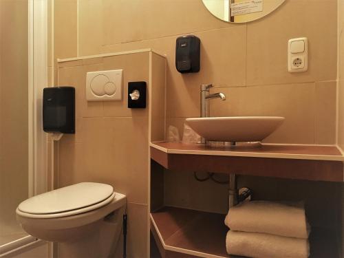 Hotel Courage Waalkade في نايميخن: حمام مع مرحاض ومغسلة