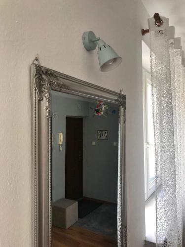 einen großen Spiegel in einem Zimmer mit Fenster in der Unterkunft Klimatyczne mieszkanie na Starym Mieście in Płock