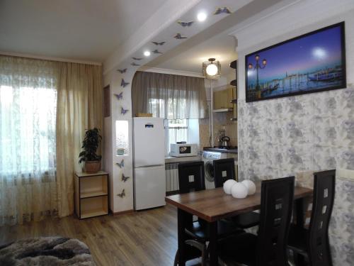 Η κουζίνα ή μικρή κουζίνα στο Студия в Центре СКАЛА