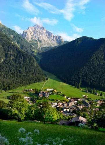 a small town in a valley in the mountains at Stella alpina in Schilpario