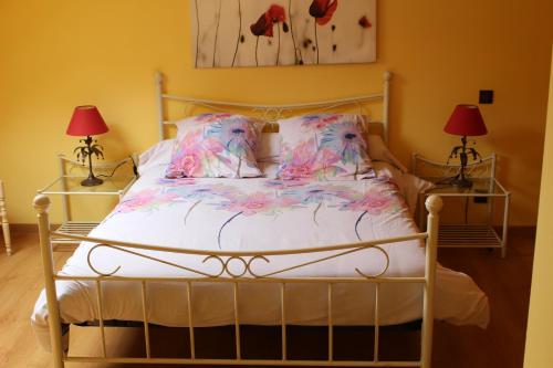 a bedroom with a bed with flowers on it at Moulin de Bray - Chambres d'hotes et hébergement Insolite in Vieux-Vy-sur-Couesnon