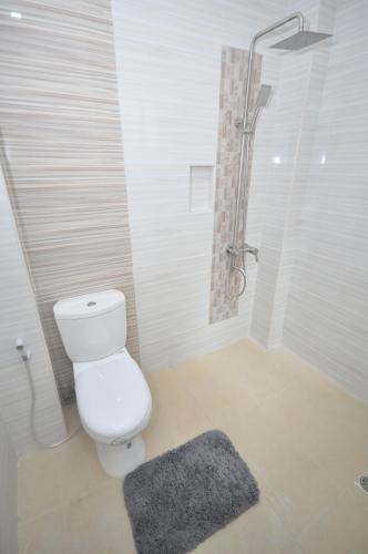 Salle de bains dans l'établissement RNR Suites