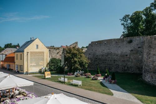 a group of people sitting on the grass near a castle at KaksTeist Apartments in Haapsalu