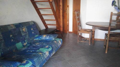 uma sala de estar com um sofá e uma mesa em CHAMBRES D'HÔTES DE MALVALETTE em Malvalette