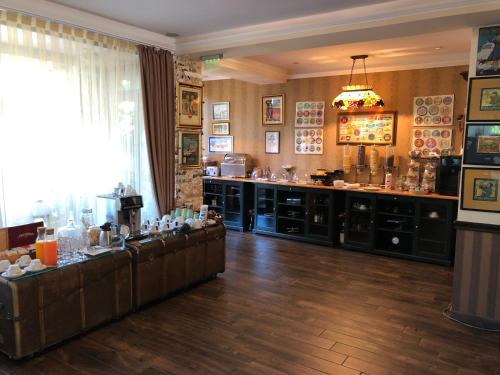 une grande salle avec un salon de coiffure et un comptoir dans l'établissement Aviator Boutique Residence, à Otopeni