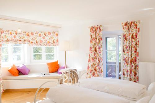 バート・ウィーゼにあるLandhaus Marinella Hotel Garniのベッド2台と窓のある病室です。