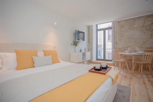 מיטה או מיטות בחדר ב-Liiiving in Porto - Charming Downtown Delight