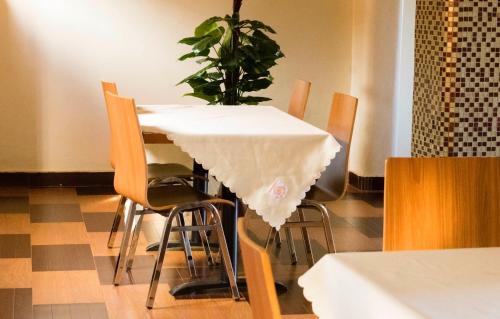 una mesa con un mantel blanco. en Olina Hotel and Apartments Kampala, en Kampala