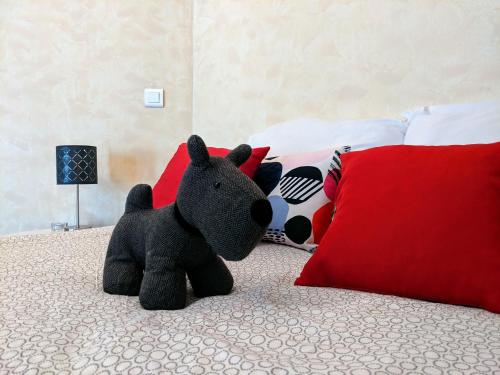 a couple of stuffed animals sitting on a bed at Studio calme et confortable proche de Saint-Chamond in LʼHorme